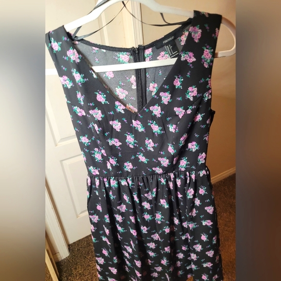 Forever 21 Black Floral V Neck Sleeveless Fit and Flare Dress, NWOT - Picture 3 of 7